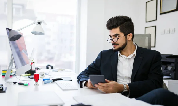 Imagem Homem Ocupado Usando Calculadora Escritório Fazendo Relatório — Fotografia de Stock