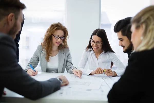 Jovens Empresários Inteligentes Reunidos Escritório Negócios Moderno — Fotografia de Stock