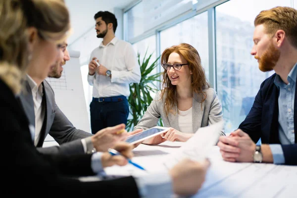 Collaborateurs Entreprises Discutant Nouvelles Idées Remue Méninges Dans Bureau Moderne — Photo