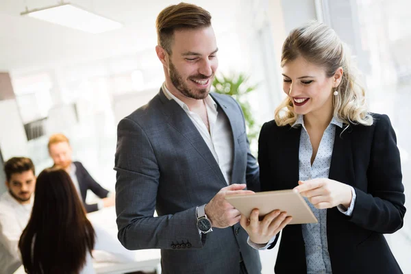 Erfolgreiches Unternehmen Mit Zufriedenen Mitarbeitern Modernem Büro — Stockfoto