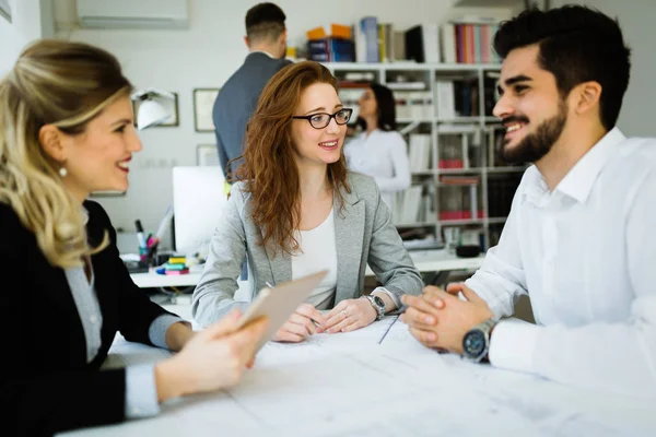 Felices Colegas Negocios Chat Casual Oficina — Foto de Stock