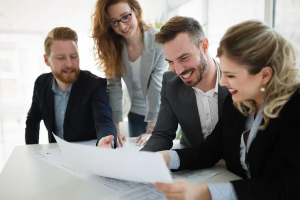 Gruppo Imprenditori Che Collaborano Progetto Ufficio — Foto Stock