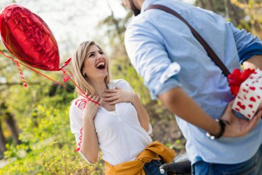 Romantik Çift dışında baloons ile resmi