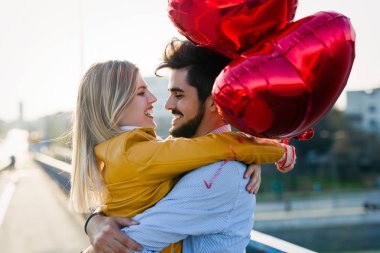 uzanan ve açık öpüşme sarılma aşık genç Çift