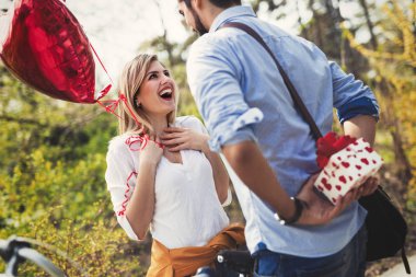 Adam veren sürpriz hediye sunmak onun güzel kız arkadaşı olarak çıktığı