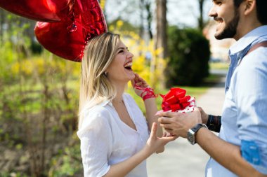 Adam veren sürpriz hediye sunmak onun güzel kız arkadaşı olarak çıktığı
