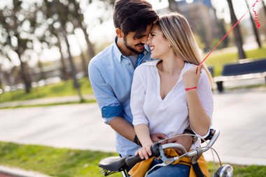 Şehirde bisiklet sürme sırasında çıkan genç güzel çiftin