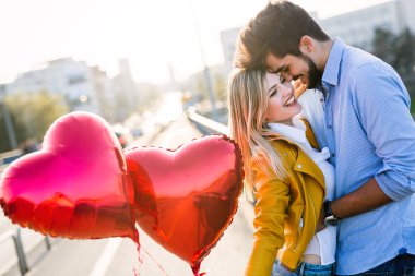 yaz tatili, kutlama ve kavram - mutlu çift renkli balonlar ile tanışma