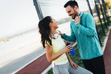 Yakışıklı ve çekici kadın konuşmak ve having fun sahada zaman