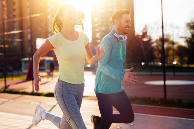 Güneşli günde dışında çalışan genç çekici ve neşeli Çift