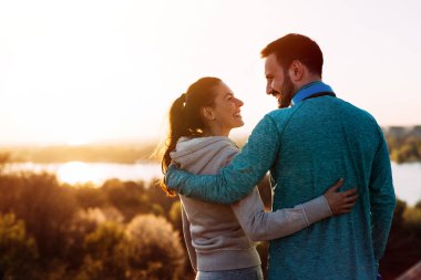 Mutlu genç sportif çift doğada romantik anların paylaşımı