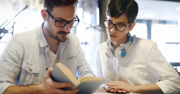 Pareja Feliz Estudiando Biblioteca Para Examen Universitario — Foto de Stock