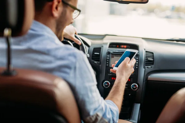Man Tittar Mobiltelefon När Man Kör Bil — Stockfoto