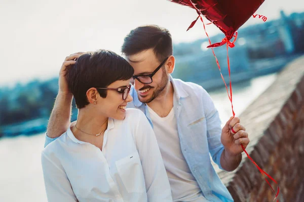 Giovane Coppia Innamorata Incontri Sorridente All Aperto Giorno San Valentino — Foto Stock