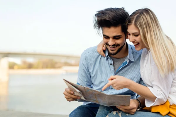 Sorrindo Casal Turista Apaixonado Viajando Com Mapa Livre — Fotografia de Stock