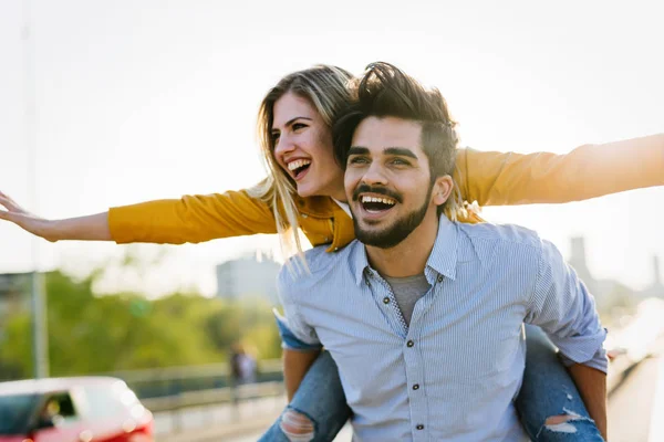 Buoni Turisti Che Viaggiano Sorridono Mentre Visitano Città — Foto Stock