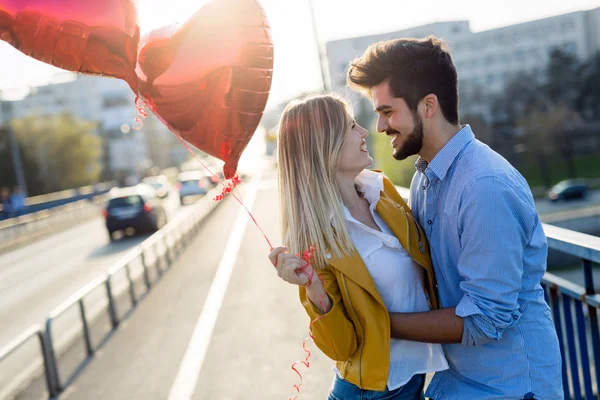 庆祝和约会概念 愉快的夫妇与五颜六色的气球 — 图库照片