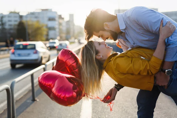 Romantikus Pár Kívül Baloons Képe — Stock Fotó