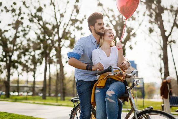 Unga Vackra Paret Dating Medan Ridning Cyklar Staden — Stockfoto