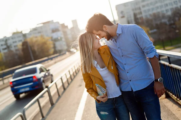 Jong Koppel Liefde Knuffelen Dating Kussen Outdoor — Stockfoto