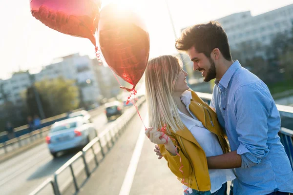 Hermosa Pareja Enamorada Abrazándose Mientras Disfrutan Hermosa Puesta Sol Urbana — Foto de Stock