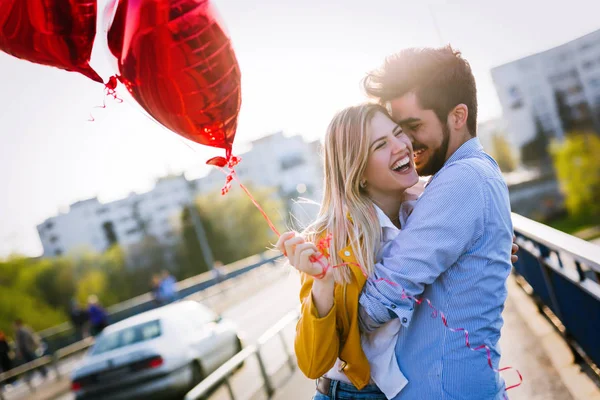 Uomo Dando Regalo Sorpresa Come Regalo Sua Bella Ragazza Che — Foto Stock