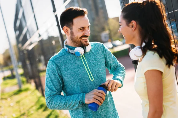 Schöner Mann Und Attraktive Frau Reden Und Spaß Haben Zeit — Stockfoto