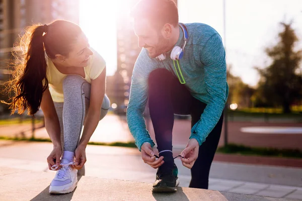 Onların Koşu Ayakkabıları Bağlıyor Uzun Vadede Için Hazırlanıyor Koşucu — Stok fotoğraf