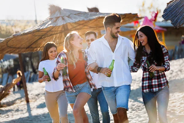 パーティーや 夏にビーチで楽しんで幸せな友達 — ストック写真