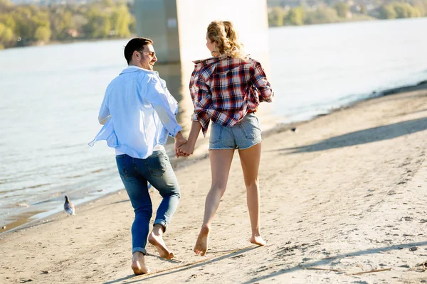 Riktigt Glad Lekfull Par Älskar Att Kul Stranden — Stockfoto