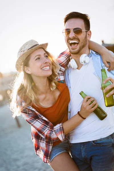 Feliz Joven Pareja Sonriendo Bebiendo Cerveza Playa — Foto de Stock
