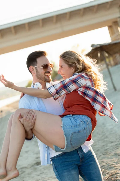 Lyckliga Paret Leende Och Kul Tid Stranden — Stockfoto