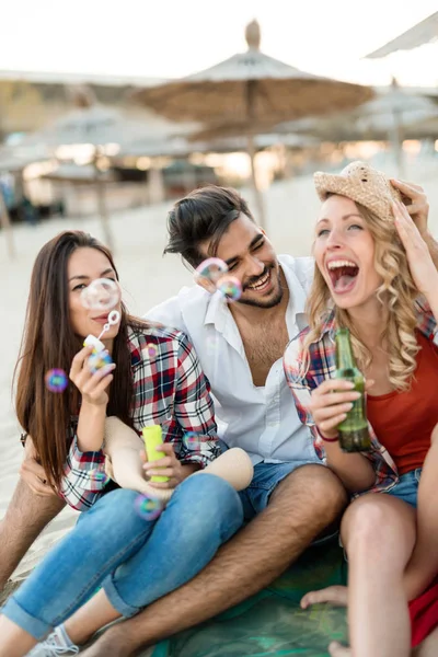 Zorgeloos Weekend Met Vrienden Groep Jonge Vrolijke Mensen Aan Elkaar — Stockfoto