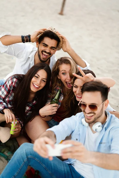 Glada Vänner Festa Och Kul Stranden Sommaren — Stockfoto