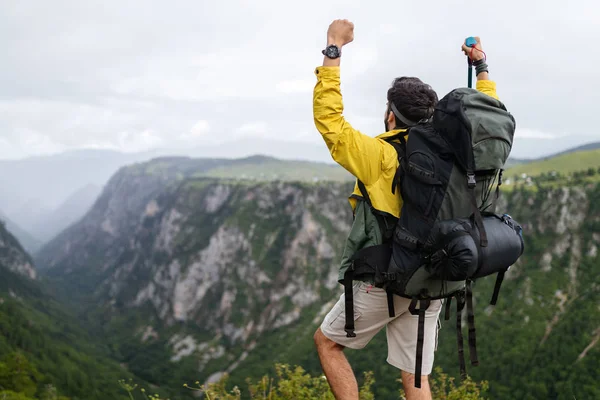 Hombre Feliz Viajando Con Mochila Senderismo Las Montañas — Foto de Stock