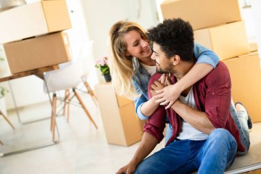 Çift yeni lüks ev zevk ve oturma odasında sarılma