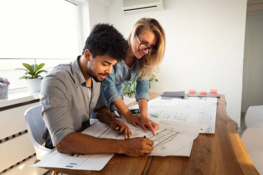 Tartışma ofiste sahip perspektif Mimarlar portresi