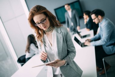 Bir grup mimar ve iş adamı birlikte çalışıyor ve beyin fırtınası yapıyorlar.