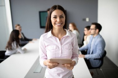 Ofiste iş proje üzerinde yaratıcı profesyonel iş adamları