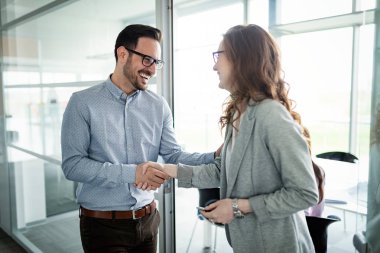 Ofisteki projeyi gözden geçiren kendinden emin genç iş adamları