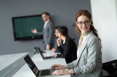 Ofisteki projede işbirliği yapan bir grup iş adamı
