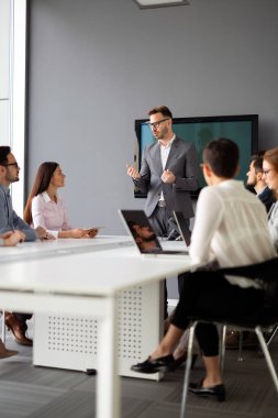 Modern toplantı odasında etmek ve iş kişi konferans