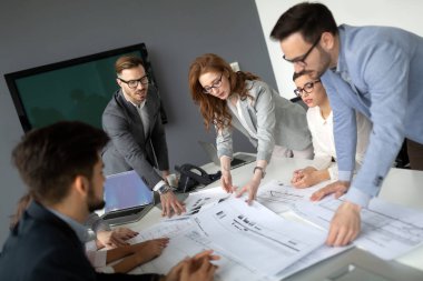 Modern toplantı odasında etmek ve iş kişi konferans