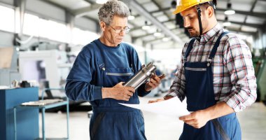 Grup tartışma Metal fabrikasında mühendis