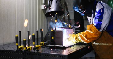 Metal sektöründe çalışan Fabrikası'nda çalışan kaynaklar