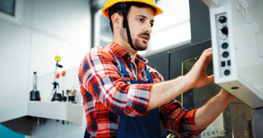 Demir çelik metal sanayi fabrikasında çalışan bir yakışıklı mühendisi portresi