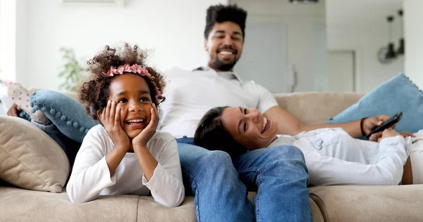 Foto Familia Feliz Pasándola Bien Juntos Casa — Foto de Stock