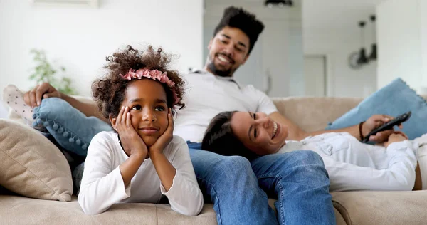 Junges Glückliches Kleines Mädchen Genießt Zeit Mit Ihren Eltern Hause — Stockfoto