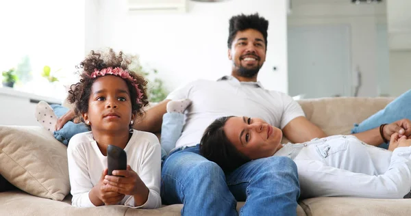 Glückliche Familie Hause Vor Dem Fernseher — Stockfoto