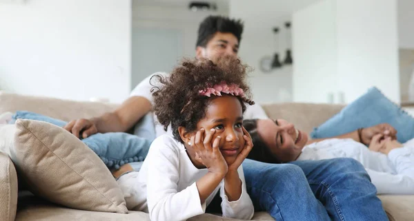 Televisiekijken Samen Hun Huis Gelukkige Familie — Stockfoto